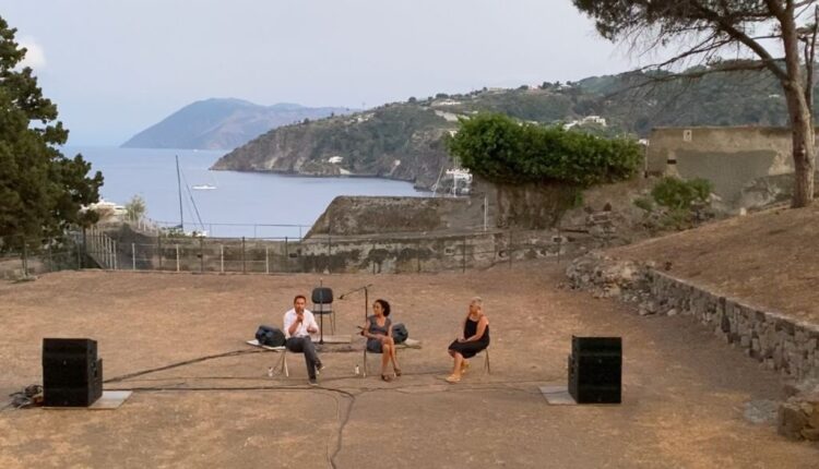 ISOLE, Lipari, da sx Vittorio Longhi, Cristina Ubah Ali Farah e Paola Caridi