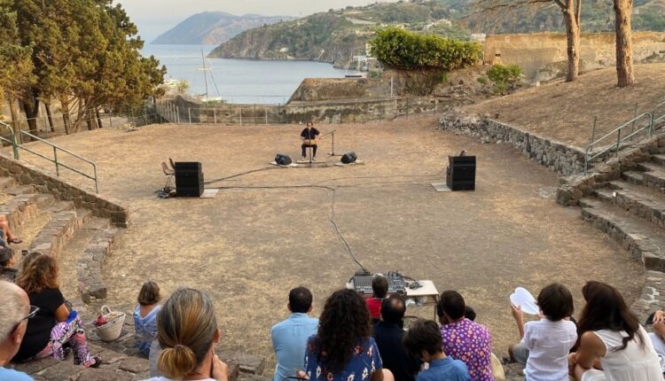 ISOLE, Lipari, il cantastorie Yousif Latif Jaralla