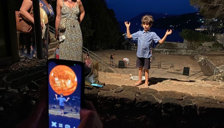 ISOLE, Lipari, un bambino gioca con la scultura virtuale di Eva Schlegel