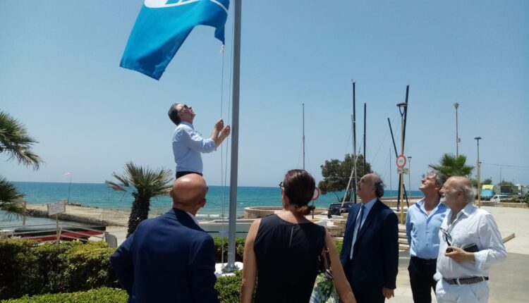 La bandiera blu issata a Marina di Modica alla presenza del presidente del FEE Italia