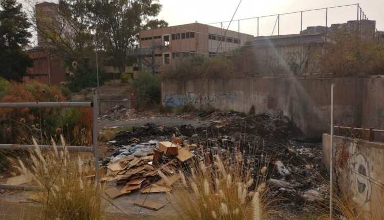 ex scuola brancati circondata dai rifiuti