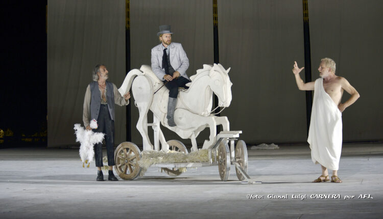 Nando Paone (Strepsiade), Massimo Nicolini (Fidippide), Antonello Fassari (Socrate)_foto Carnera