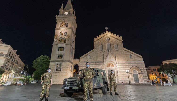 Pattuglia del 24° regimento Peloritani al duomo di Messina