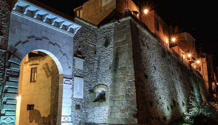 Porta e tratto delle antiche mura di Trabia