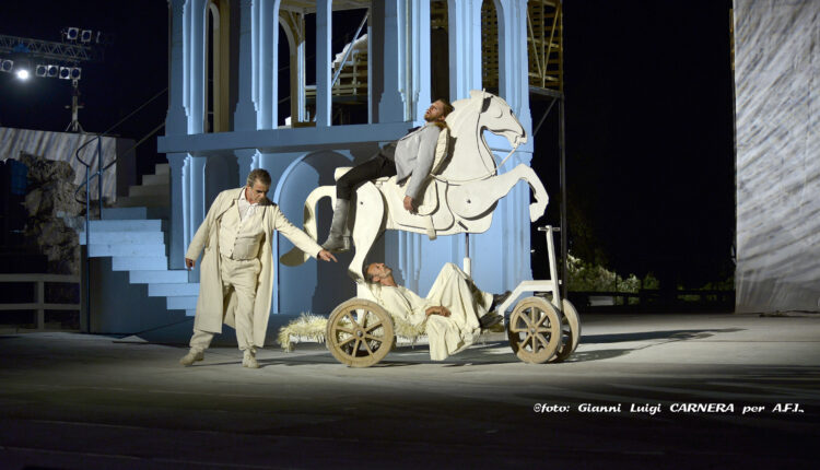 Stefano Santospago (Aristofane), Massimo Nicolini (Fidippide), Nando Paone (Strepsiade)_foto Carnera