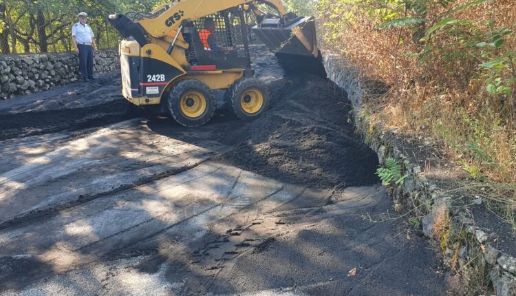 7_CENERE, bobcat al lavoro in via Sciara Praino, territorio Milo