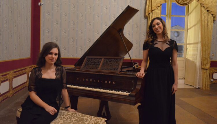 Da sinistra Giulia Russo pianista, Giulia Mazzara soprano