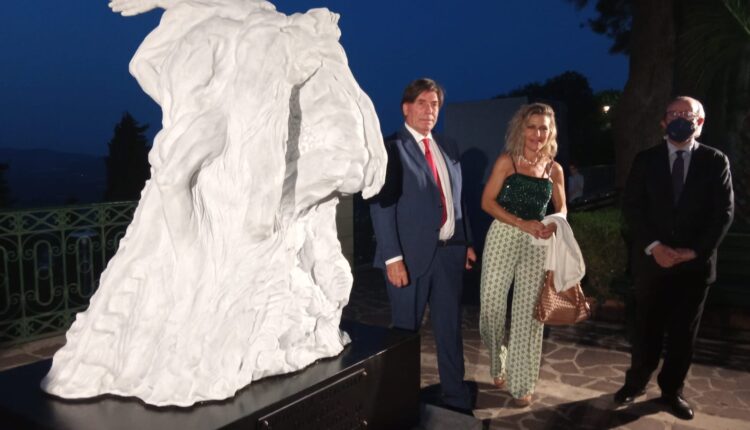 Giovanni Leonarfdo Damigella, Elena Mutinelli, Sebastiano Gurrieri accanto alla scultura Manifesto Principio