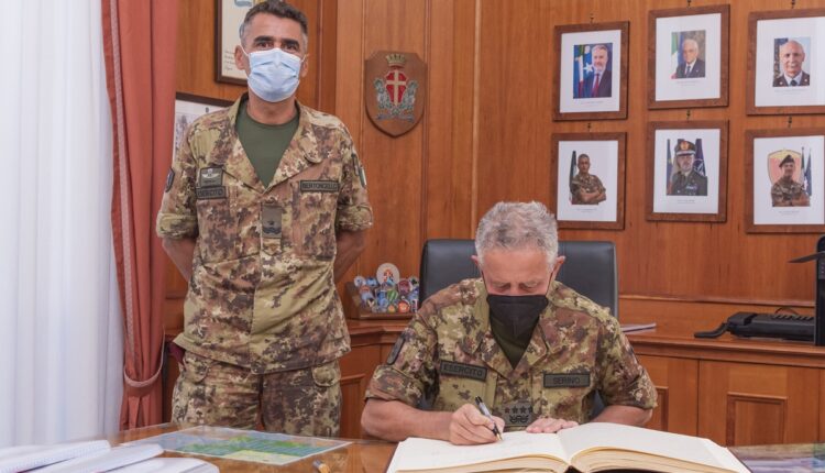 Il Generale Serino firma il libro d’onore della Brigata Aosta