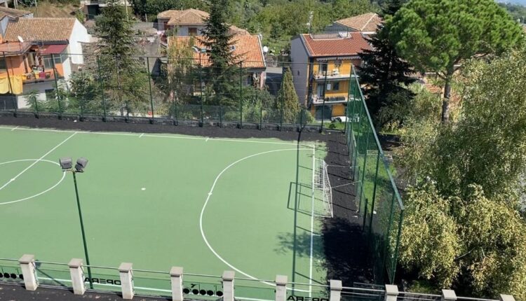 MILO, il campo di calcio con la cenere dell’Etna ai lati