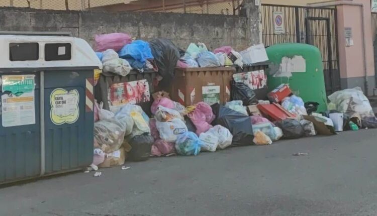 catania sommersa dai rifiuti