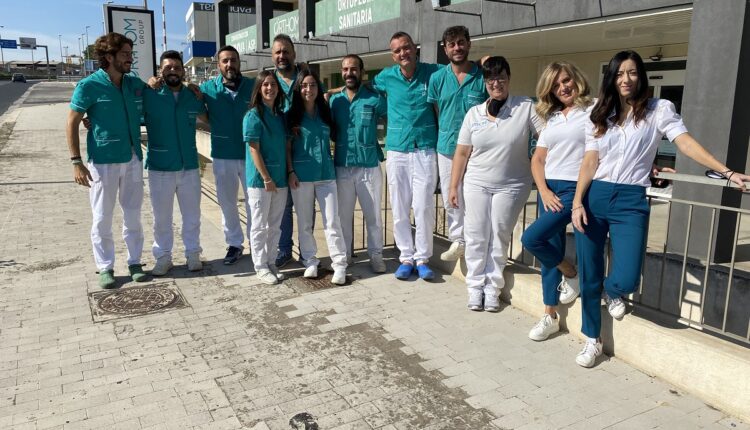 il team di Orthom davanti alla sede