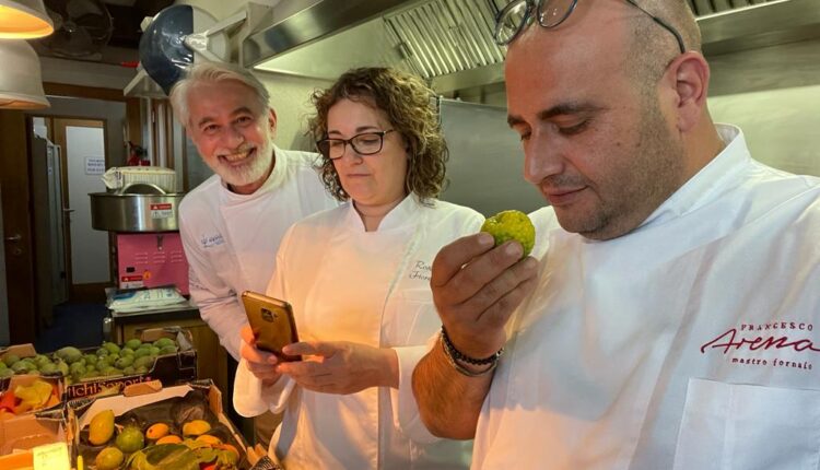 Francesco Arena con Rosaria Fiorentino e Pasquale Caliri nell’azienda di frutti esotici