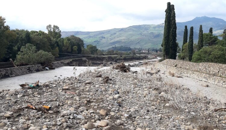 Il Saracena a ridosso del Castello Nelson dopo nubifragio 2