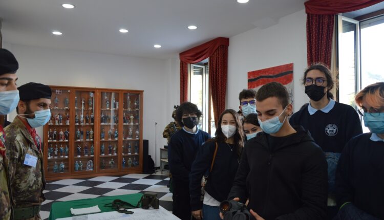 7. Studenti messinesi in visita agli stands storico addestrativi