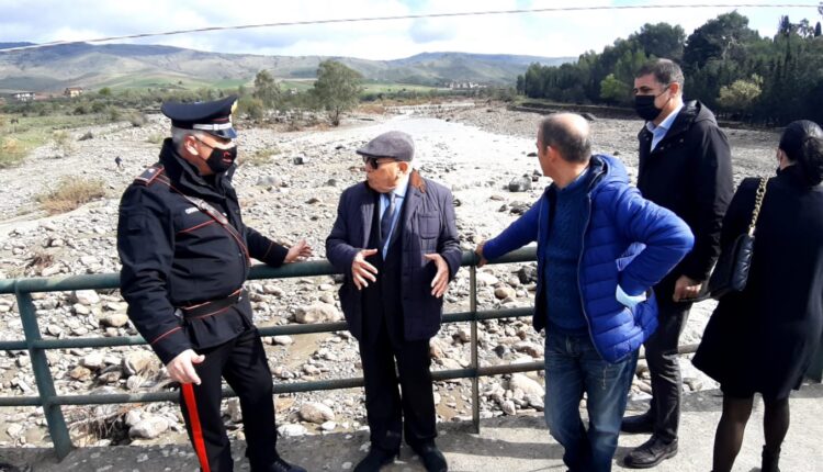 Firrarello sull’unico ponte verso Maniace