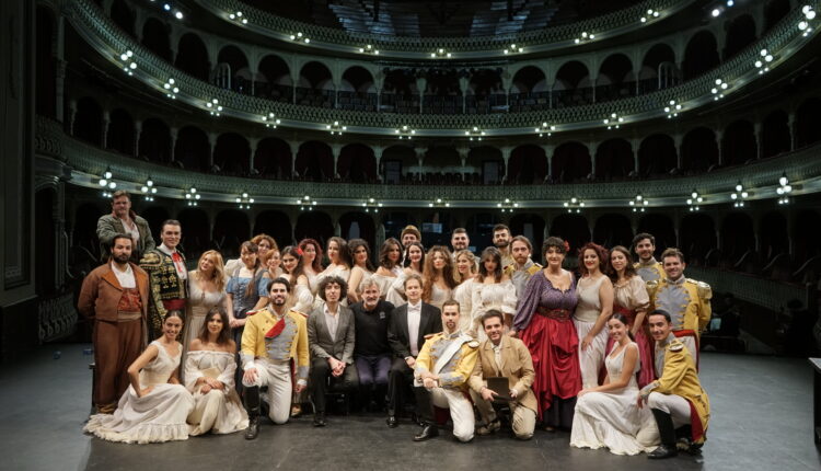 Il Coro Lirico Siciliano e il maestro Francesco Costa insieme a Luis Miguel, direttore artistico di Opera 2001 e parte del cast di Carmen di G. Bizet