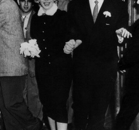 Joe Di Maggio e Marilyn Monroe il giorno delle nozze al Municipio di San Francisco