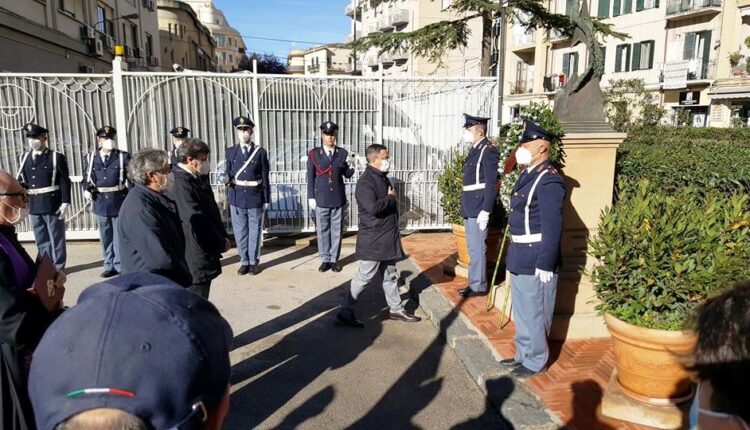 deposizione corona monumento ai caduti polizia di stato