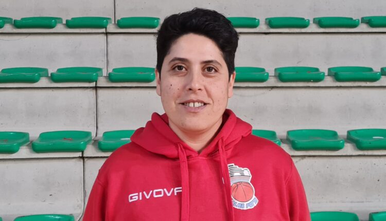 Assistant coach Laura Perseu