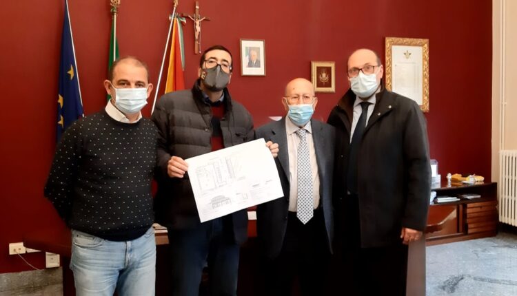 Da sx Saitta ,Sanfilippo, Firrarello e Catania mostrano il progetto di Poste