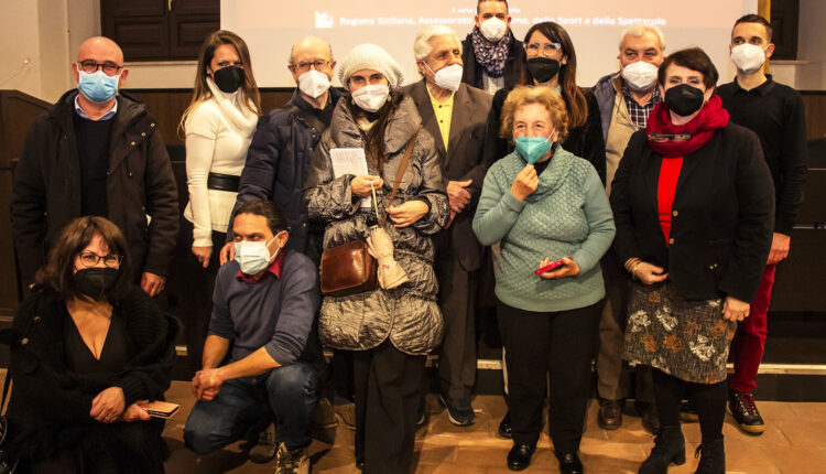 Foto di gruppo alla giornata mondiale di poesia