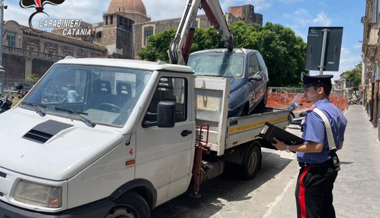 furto auto con autocarro con logo