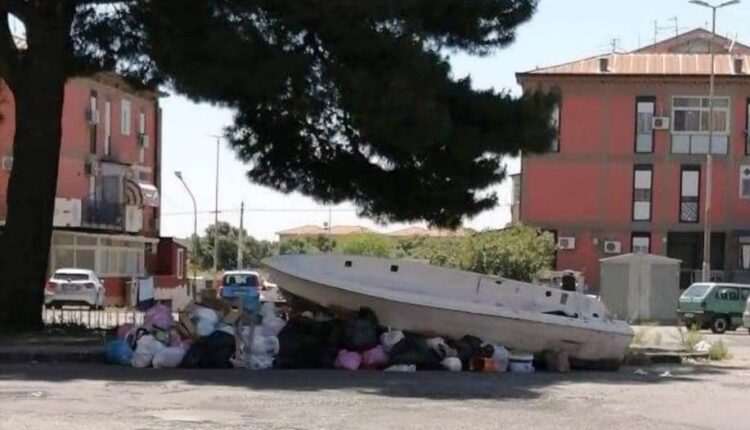 imbarcazione abbandonata a trappeto nord