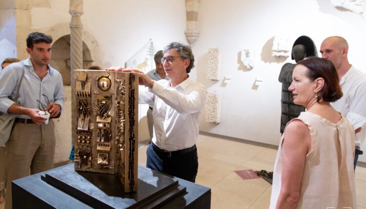 Antonio Calbi e Maddalena Crippa davanti all’opera di Arnaldo Pomodoro Ph. MIDA immagini