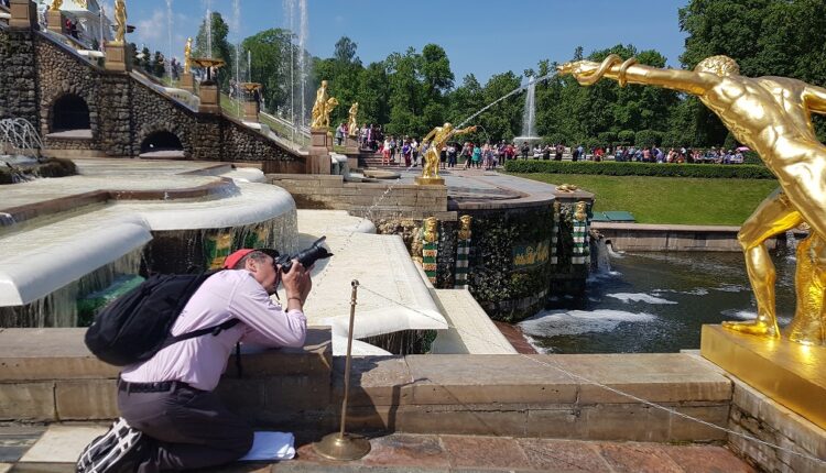 Claudio Koporossy, al lavoro nella Peterhof di San Pietroburgo