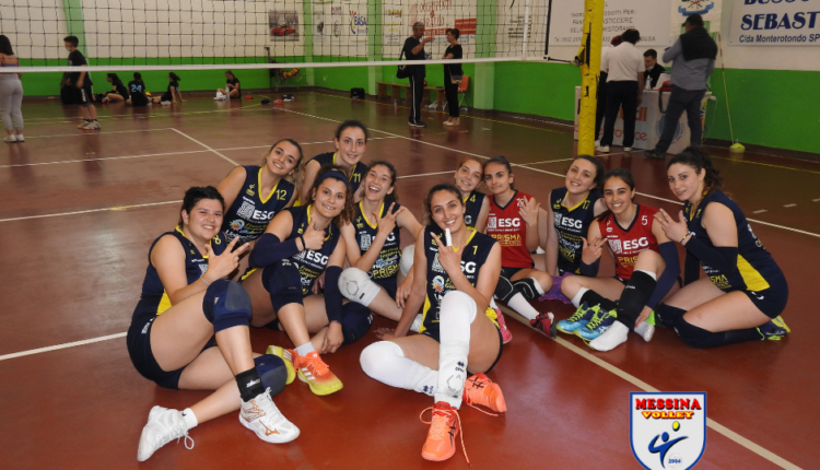 Le ragazze del Messina Volley esultano a fine gara