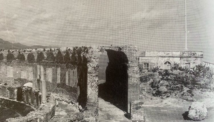 Taormina, Teatro Antico, a dx il Semaforo e la sua grande antenna