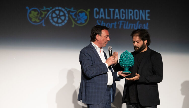 Fabio Cillia riceve il Premio regia dal sindaco Fabio Roccuzzo