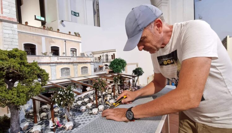 Gino Castorina a lavoro Mostra Taormina Piazza IX Aprile in miniatura