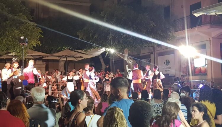 Bagno di folla in piazza Cavour con il concerto de Il Meliuso