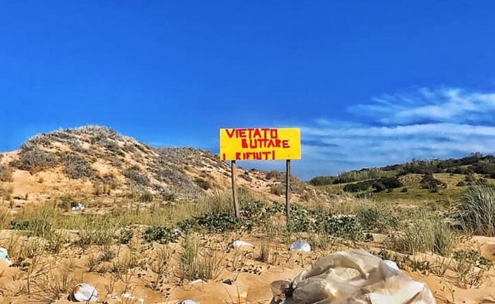 Rifiuti nella spiaggia di Cammarana – ph. Biagio Tinghino –