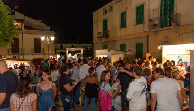 Tanti avventori nella piazza di Gioiosa Marea