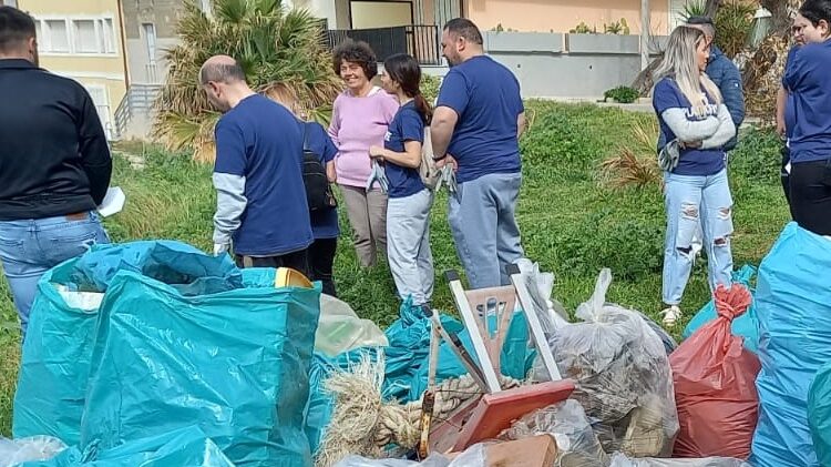 raccolta dei rifiuti in spiaggia – ph. Annalisa Scribano