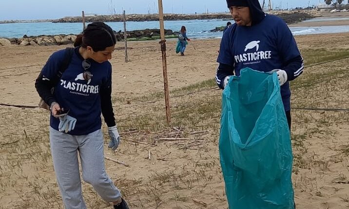 raccolta rifiuti in spiaggia – ph Sebastiano Nicosia