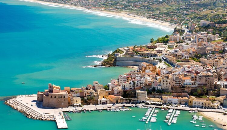 Castellammare del Golfo con vista su Riserva dello Zingaro