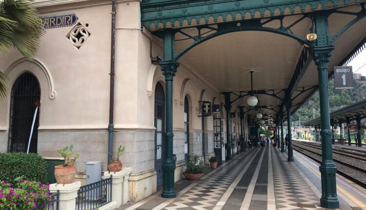 Taormina-Giardini, la stazione ferroviaria in stile Liberty, esterni