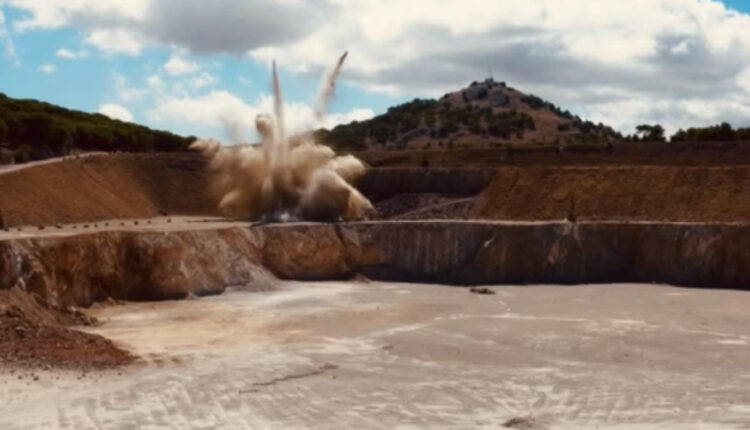 foto 7 L’esplosione in cava della bomba d’aereo