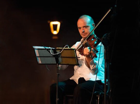 ACIREALE_ sebastiano Battiato_Un violino moderno tra le antiche mura