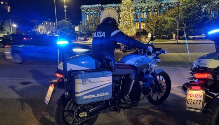Poliziotti motociclisti di notte in azione davanti Comune