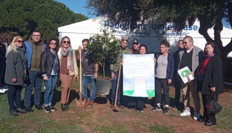 la piantumazione dell’albero all’istituto comprensivo Caruano – 2