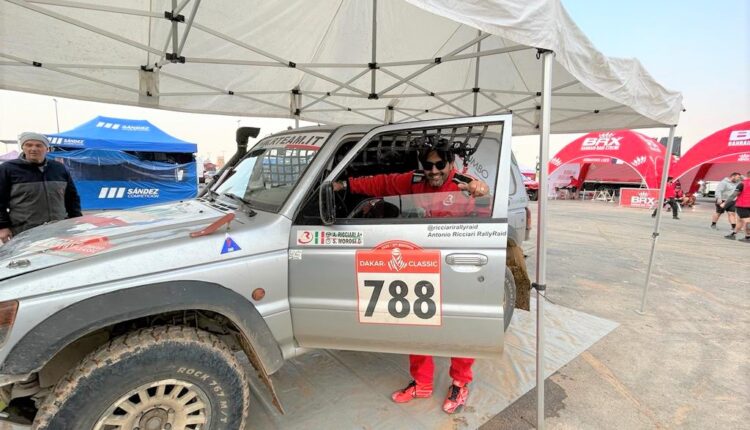 Antonio Ricciari con la sua auto alla Dakar 2023