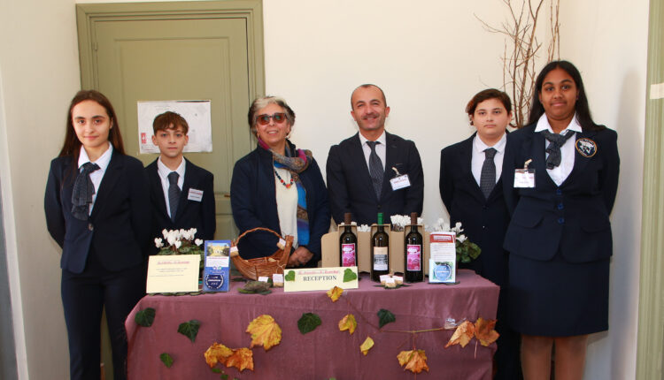 Consegna vino annata 2021 dell’istituto di istruzione superiore “E.Fermi-F.Eredia”di Catania all’Ente Parco dell’Etna (2)