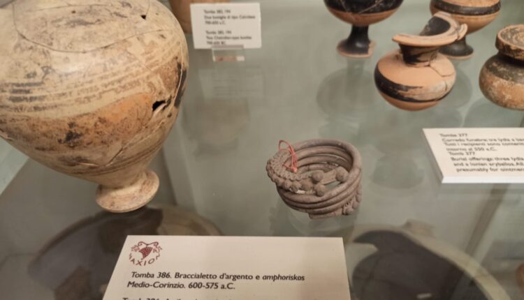 PNT, NAX, Museo, Tomba 386, braccialetto d’argento e amphorislos