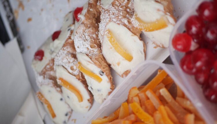 Cannoli e canditi di Piana degli Albanesi Street Food Oliveri