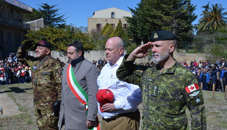 omaggio ai caduti da sin generale Aitchison, sindaco Cammarata, Steve Gregory, generale Scardino